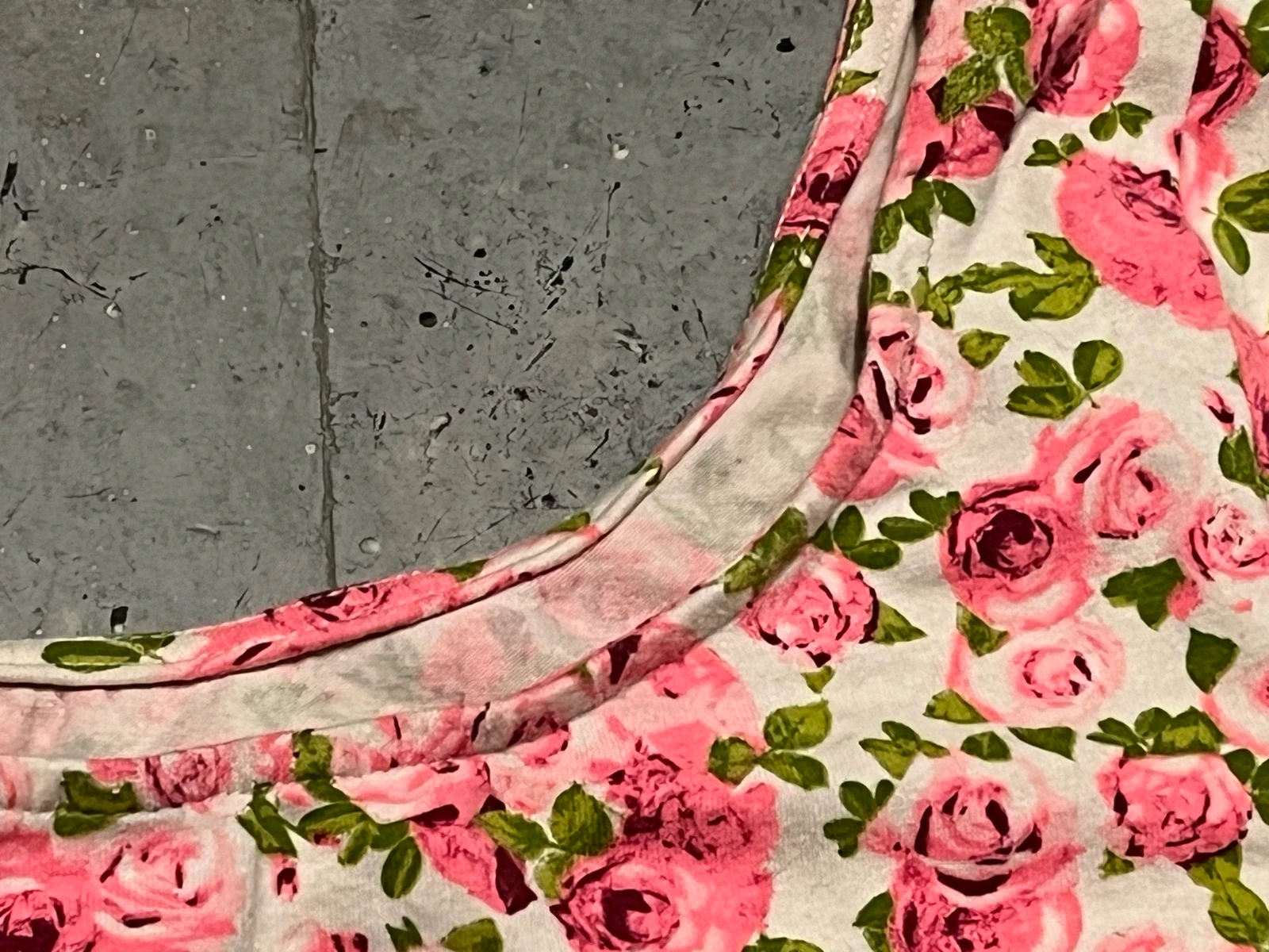 Camiseta curta com flores rosas – photo 6